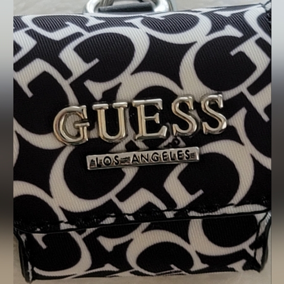 GUESS AIRPODS CASE ! - Picture 2 of 9